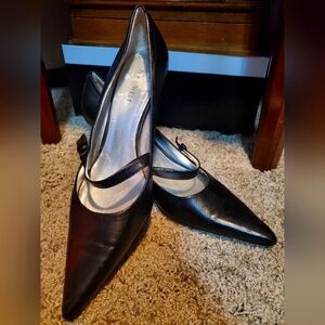 Pointy toed black Nine West kitten heels practically brand new size 9